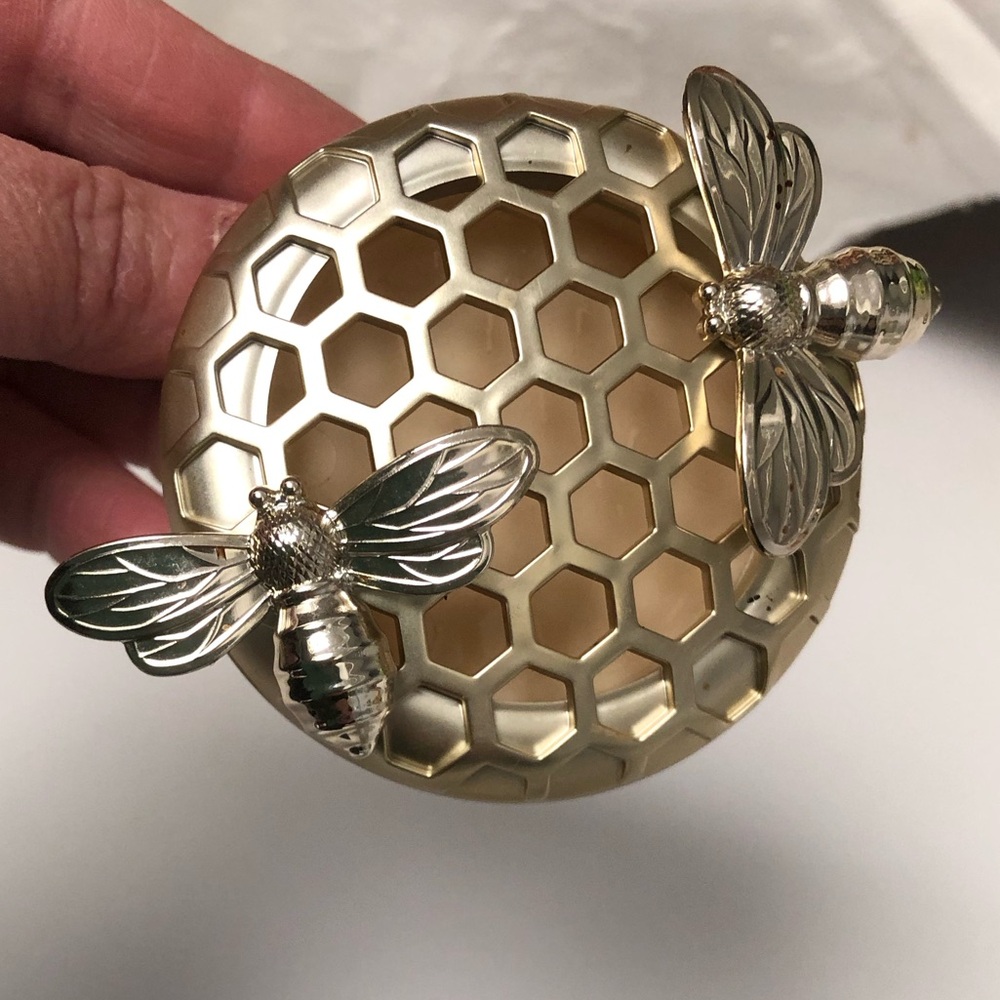 Bath and Body Works Scentportable Bee on Honeycomb Car Visor Scent Clip